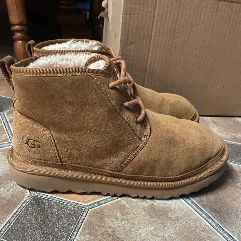 UGG Neumals Sz 6Y